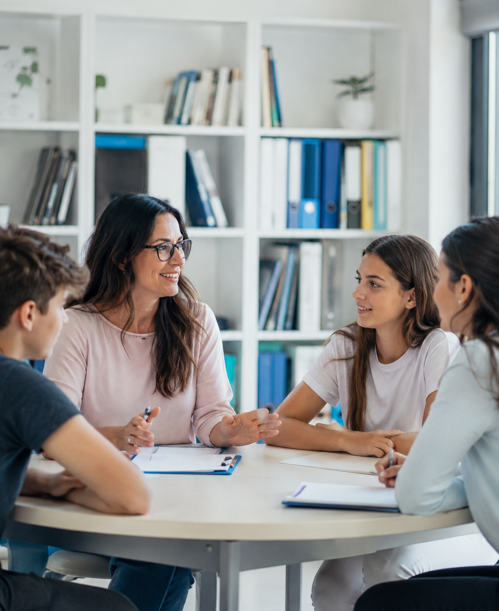 Equipo de orientación educativa reunido con estudiantes
